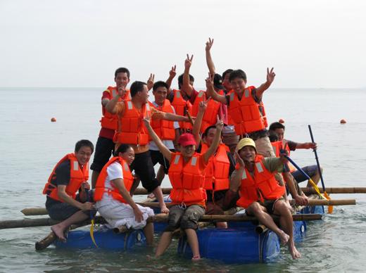 扎筏泅渡——水上拓展项目之团队凝聚力