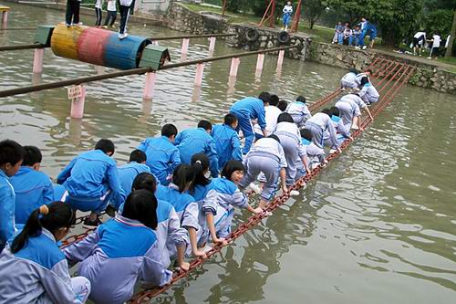 水上铁索桥_水上拓展培训项目