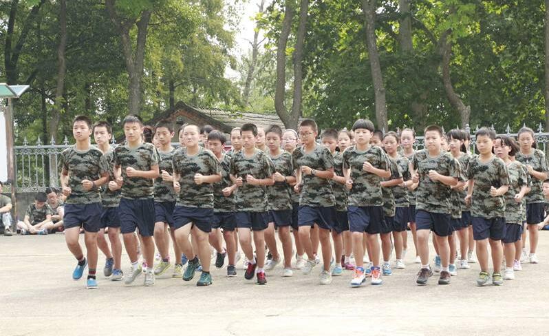 跑步走_青少年学生军事拓展训练项目